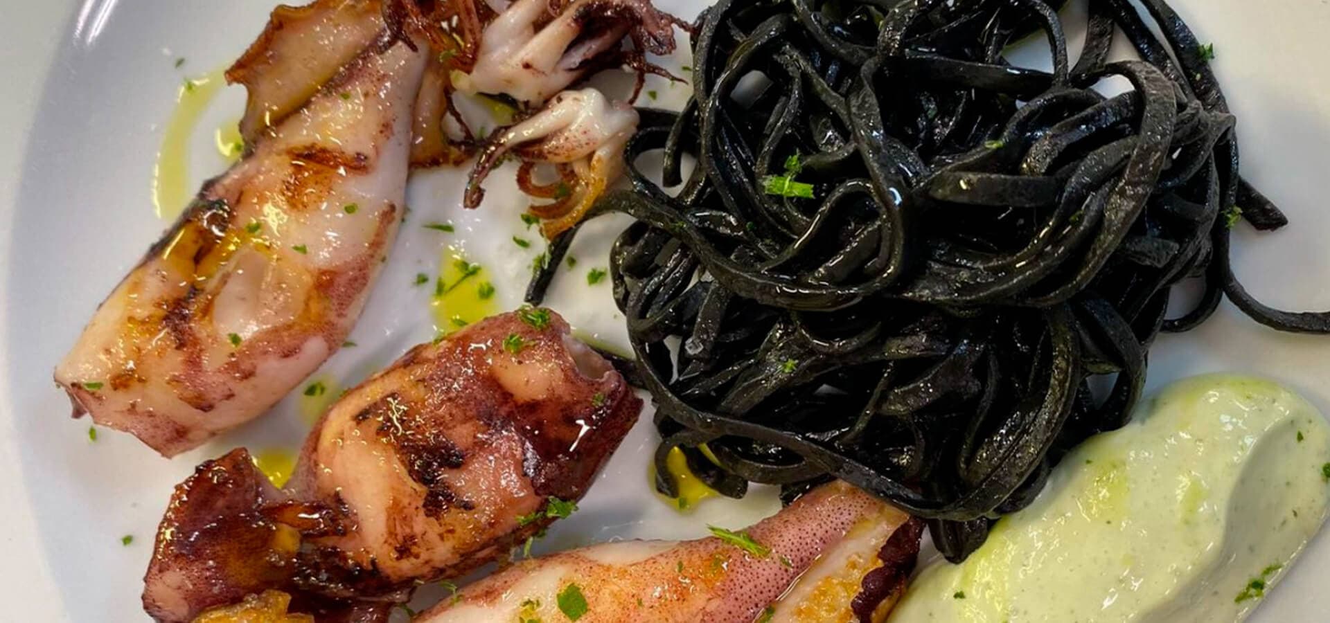 Plato de pasta negra con calamares